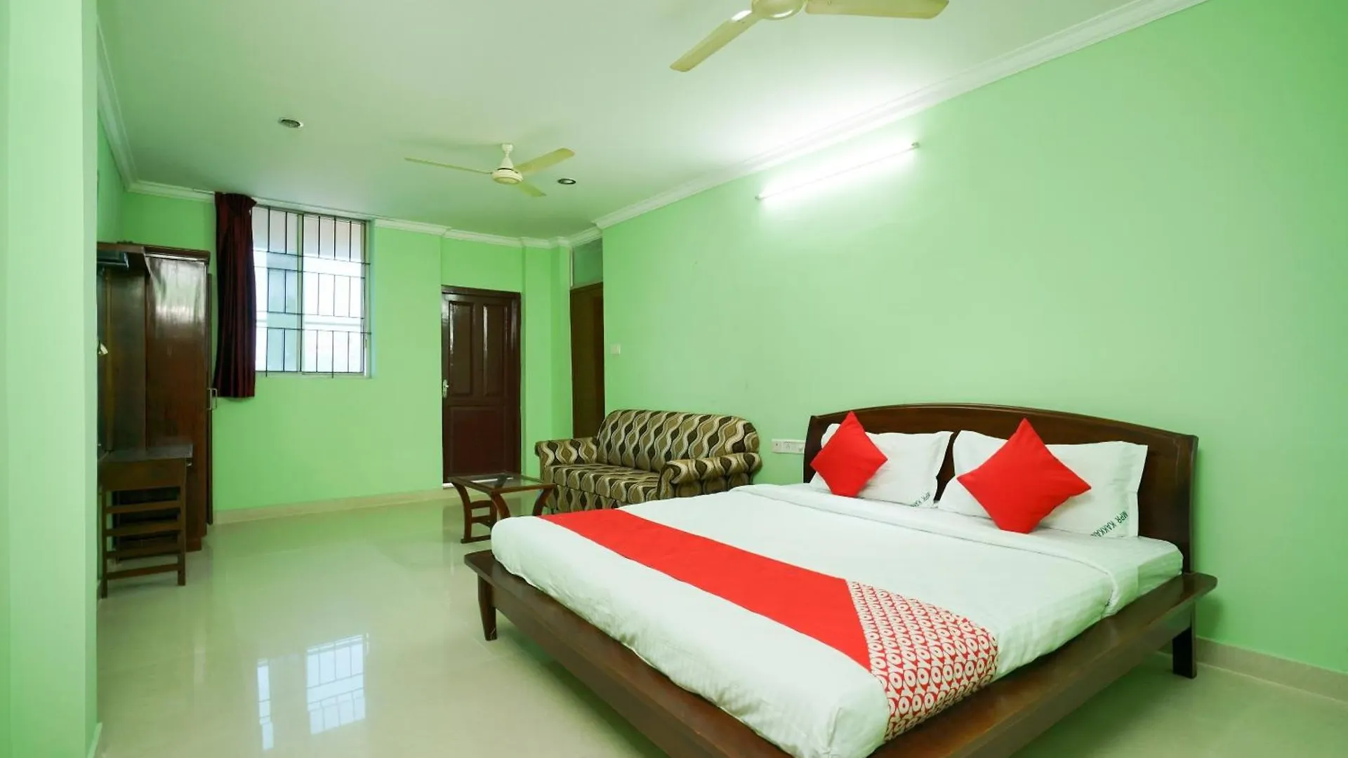 ***  Oyo Flagship Malabar Plaza Residency Hotel Kochi India